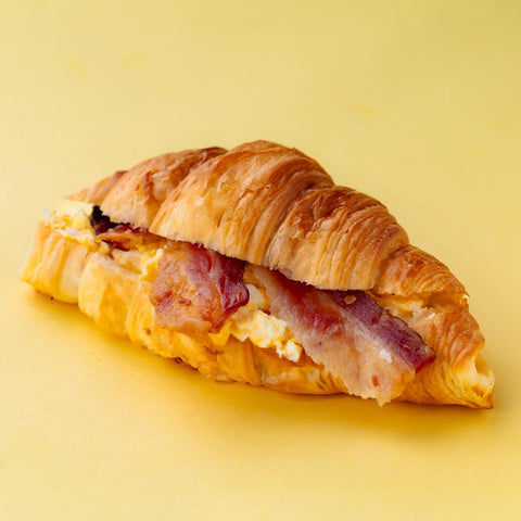 Croissant de Ovos Mexidos com Bacon